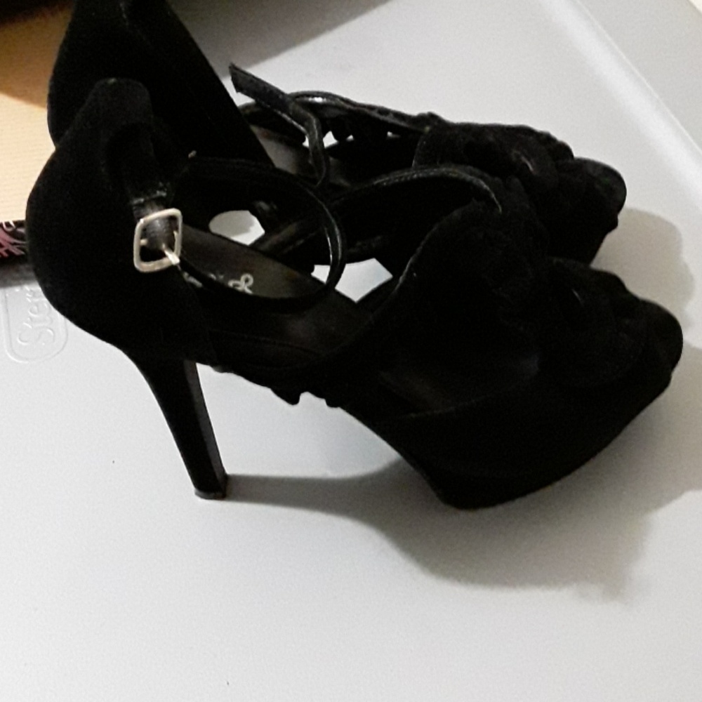 Heels - Picture 2 of 3